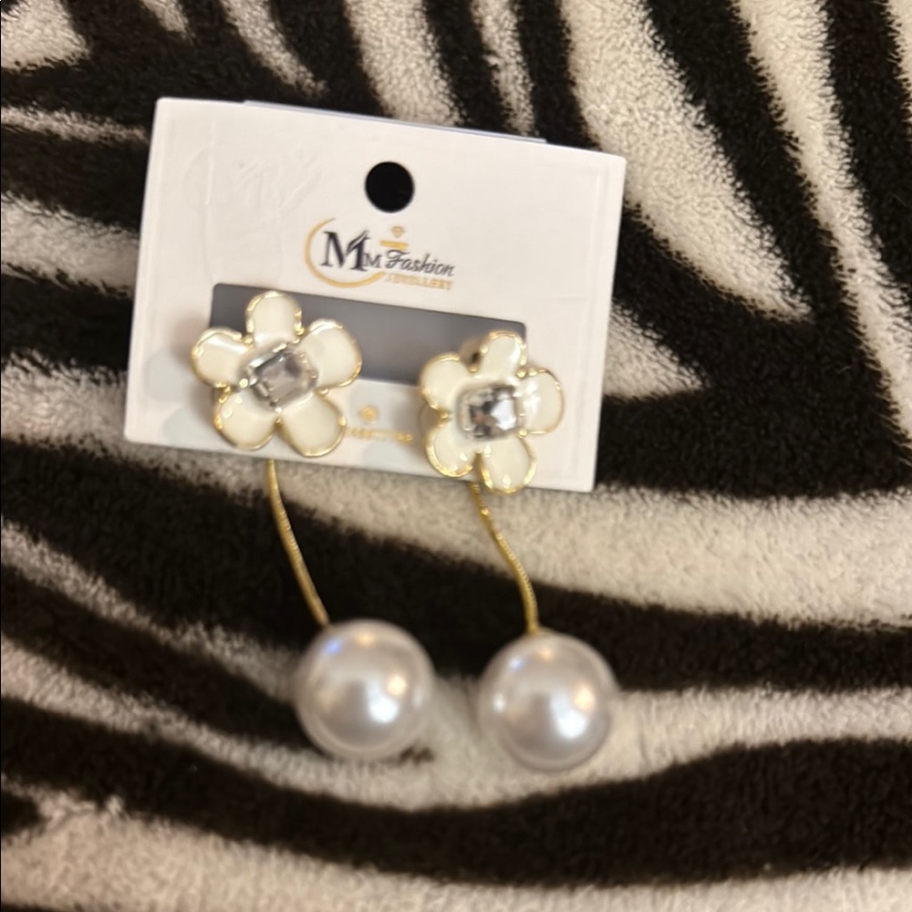 MNM Fashion Gold and White Floral Pearl Earrings